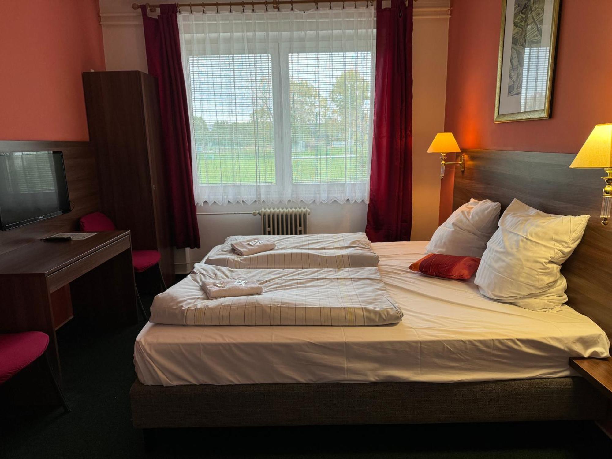 Hotel Formanka Hustopeče Buitenkant foto